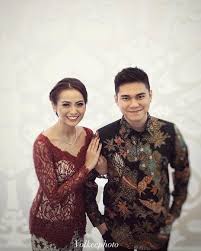 Lakukan dekorasi tunangan simple sehingga acara yang diselenggarakan dapat berjalan lebih sakral dan jadi, dekorasi tunangan simple manakah yang akan anda pilih? 12 Inspirasi Kebaya Couple Buat Tunangan Serasi Memesona