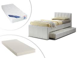 Mango, essenziale e versatile, si trasforma in letto abbassando i braccioli. Letto A Scomparsa Andrea 2 X 90 X 190 Cm Similpelle Bianco Con Materasso