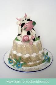 Ein Gugelhupf Mit Einer Figur Das Ideale Geschenk Kuchen Dekorieren Geburtstagskuchen Fondant Figuren