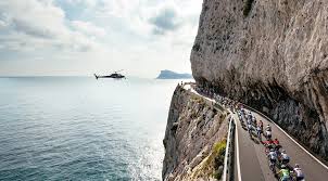 298 km'lik (~ 185,2 mil) mesafesiyle modern bisikletteki en uzun profesyonel bir günlük yarıştır. Milan San Remo History Route Climbs And All You Need To Know Castelli Insidernews