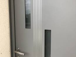 Un modèle en aluminium et totalement vitré. Porte Entree Kline Alu Modele Jazzy Collection Perspective