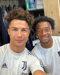 Enviamos desde a ilha da madeira, local onde nasceu cristiano ronaldo e onde se encontra o museu cr7 para a europa, para todos os seus fans que desejem obter uma peça símbolo do craque. Cristiano Ronaldo Shows Off New Hair Style As Juventus Star Asks Instagram Fans What Do You Think Of My New Look