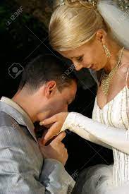 新郎花嫁に手のひらにキスします。の写真素材・画像素材 Image 542750