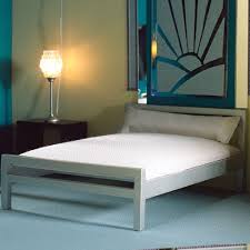 Un lit est un meuble utilisé principalement pour dormir , et donc généralement placé dans une chambre dont il est le meuble caractéristique. Lit Moderne 2 Places Bois Chrome