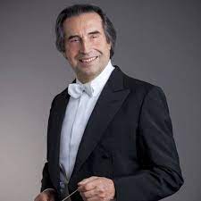 Rmmusic detiene e gestisce i diritti di immagine e di registrazione di. Riccardo Muti On Twitter In Bici Su Herbert Von Karajan Strasse A Salisburgo