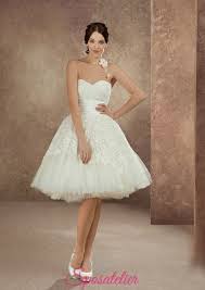 Un abito bianco vintage anni 50, con le spalle scoperte, e ovviamente non potevano mancare il velo e i paggetti. Abiti Da Sposa Anni 50