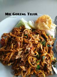 Musim sibuk nggak sempat ke pasar, masak apa adanya isi kulkas dan persediaan tinggal mie telur. Mie Aceh Goreng Telur Sluurp