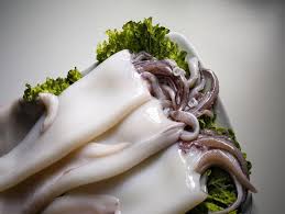 I calamari ripieni al forno sono un secondo piatto di pesce facile e gustoso. Calamari Al Forno Il Trucco Del Morbido Ripieno La Ricetta Ottima Per Natale