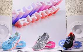 弾むようなはき心地 アシックス から新ランニングシューズ novablast ノヴァブラスト が発売 ランニングシューズ ノヴァ トランポリン