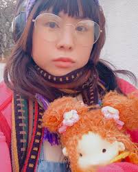 ピアスホールまだ完成してないけどセカンドピアスに交換したよ。伊達メガネとサングラスを使い分け(眩しかったり外だったりのときはサングラス)。  今日はお気に入りのレオパード柄風のシャツ。明日は違うのを着る。 胡散臭さがすごいけどこういうの好きなの😂 調子が ...