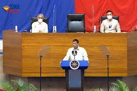 For selfies, lawmakers, guests crowd around duterte after sona speech by: Fkfpmksijez73m