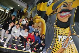 Los colores que identifican al cuadro coquimbano son el amarillo y el negro, que han sido utilizados en su vestimenta desde su fundación y es conocido como los aurinegros. Nuevo Mural Y Arengazo Marcan El Inicio Del 61 Aniversario De Coquimbo Unido El Observatodo Cl Noticias De La Serena Y Coquimbo