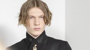 Sono tanti gli uomini che hanno amato e sfoggiato i capelli mullet a partire dagli anni ’80, come l’indimenticabile patrick swayze in dirty dancing e kiefer sutherland in ragazzi perduti. Nostalgia Anni 90 Il Taglio Di Capelli Uomo Del 2022 E Quello Degli E Boys Di Tiktok La Repubblica