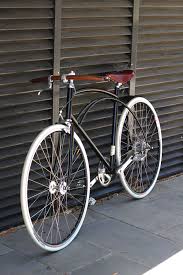Beautiful Classic Streamlined Style I M Diggin The White Tires And Curved Wood Handlebars I Have No Idea Who Is Vintage Fahrrad Velo Fahrrad Fixie Fahrrad