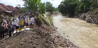 Pemanasan global menyebabkan keadaan bumi menjadi panas, ekosistem terganggu, banjir berlaku secara kerap dan juga berlakunya kejadian alam yang tidak normal.sebagai contohnya,kegiatan tsunami yang berlaku di indonesia telah banyak mengorbankan nyawa manusia dan harta benda. Lingkungan Hidup Rusak Penyebab Banjir Dan Longsor Di Sumatera Utara Mongabay Co Id Mongabay Co Id