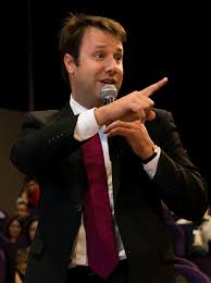 Кароль делга (ru) política francesa (es); Loig Chesnais Girard Wikipedia