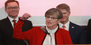 Thống đốc bang Kansas đã nói gì về cuộc chiến biên giới sau động thái chuyển nhượng của đội Kansas City Chiefs?