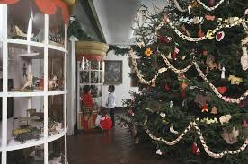 Take a stroll through the decorated landscape and enjoy the spectacular lights and displays throughout the grounds. Photos Colonial Williamsburg At Christmas Through The Years Williamsburg Yorktown Daily