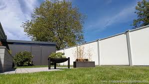 Modulare Wandsysteme Neben Einem Biohort Gartenhaus Mit Terrasse Und Feuerschale Als Fertigwand Gartenhaus Mit Terrasse Gartenmauern Tor Design