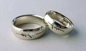 Alianca Com Som Da Sua Voz Dizendo Sim Unusual Wedding Rings Engraved Wedding Rings Wedding Rings