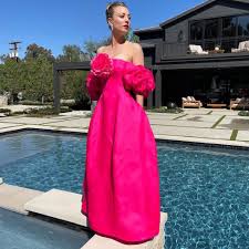 Kaley cuoco shares a laugh with pete davidson on the set of their new movie, meet cute, in new york city on wednesday afternoon (august 11). Kaley Cuoco Wore Prabal Gurung To The 2021 Sag Awards Red Carpet Fashion Awards