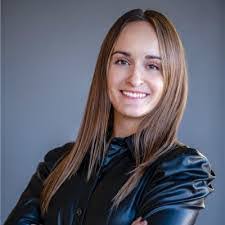 Katie Dills's Instagram, Twitter & Facebook