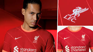 Es hat ein ungewöhnliches und neues design, das von dem vereinswappen inspiriert ist und auf ein ganzes trikot übertragen wurde (bildquelle: Liverpool 2021 22 Kit New Home And Away Jersey Styles Release Dates Goal Com