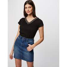 Équipée de cinq poches, elle est fabriquée en denim de coton responsable, nécessitant moins d'eau et d'énergie lors de sa production. Jupe Droite En Jean Details Strass 3 Suisses