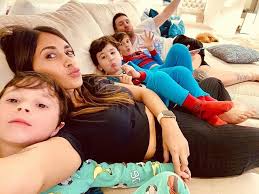 Check spelling or type a new query. Antonela Roccuzzo Se Declara Em Foto Rara Com Familia Melhor Hora Do Dia Revista Marie Claire Celebridades