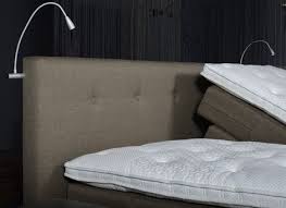bedverlichtingsset leeslamp aan hoofdeinde buigbaar verstelbaar bed met splittopper bed is elektrisch verstelbaar zitten in bed leeslamp bedbodem hoofdkussen
