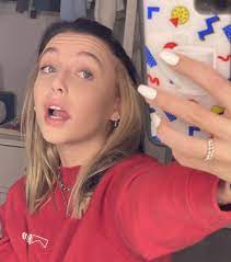 Emma Chamberlain Hair Half Dyed Hair Hair Color Streaks Hair Color Underneath