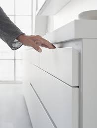 The Finger Friendly Recess Edges Ensure That The Bulthaup B1 Pull Outs And Drawers Are Easy To Op Kuche Kuche Landhaus Modern Und Moderne Weisse Kuchen