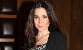 Η εμφάνισή της ως γαρμπή και η κριτική της παπουτσάκη που προκάλεσε σχόλια! Baleria Koyroyph Biografia Parastaseis Tainies Seires Unstage Gr