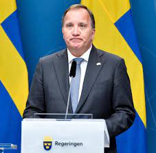 12 augusti 2021 löfven och carlsson står framme vid podiet under en pressträff. Schwedens Ministerprasident Stefan Lofven Reicht Rucktritt Ein Welt