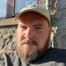 Who is the familiar face at the beginning of Pitch Perfect?