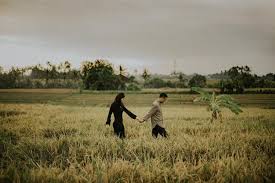Semisal foto prewedding sawah dengan action menjadi seorang petani dengan istri yang membawakan rantang di sawah. Prewedding Sawah
