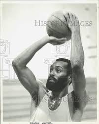 1980 Press Photo George Hester plays basketball