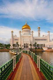 This being brunei, the interior is almost as lavish as the exterior: Sultan Omar Ali Saifuddin Mosque 3 Brunei ãƒ¢ã‚¹ã‚¯ ãƒã‚±ãƒ¼ã‚·ãƒ§ãƒ³ ãƒ–ãƒ«ãƒã‚¤