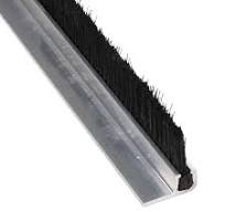 Streifenbürste 7032 - 90° Winkel - mit Alu-Profil blank und 15 mm  Bürstenhöhe, Besatz PA6 schwarz glatt, auf Maß