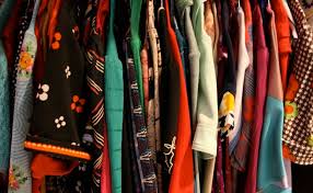 La collecte de dons organisée par relay afin de soutenir le secours populaire français a permis à 100 enfants de partir au bord de la mer cette année. Ou Donner Ses Vetements A Paris Cool Mag Paris