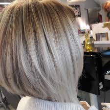 A l'approche de la cinquantaine, les femmes ont tendance à revenir vers leur couleur. Coupe De Cheveux Femme