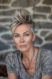 The Best Short Hairstyles for Women Over 40 to Rock This Year!