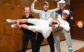 Iga swiatek is a professional polish tennis player. Se Corona Iga Swiatek En Roland Garros 2020 Video Aristegui Noticias