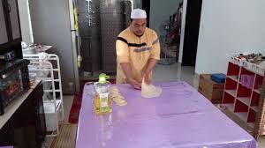 Anda juga diajar cara membungkus roti canai segera dan peralatan yang diperlukan. Bagai Mana Cara Cara Tebar Roti Canai Bhg 1 Tq Kerana Subscribe How To Make A Patty Youtube