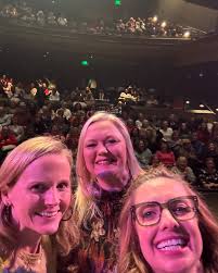 Moms Unhinged (@momsunhingedcomedy) · Instagram 照片和视频