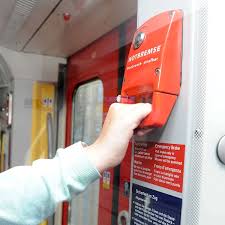 Er ist dafür auch nicht so schön rot lackiert wie die notbremse. Pendler Zogen Die Notbremse Dorfen