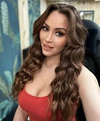 Tabitha Leach's Instagram, Twitter & Facebook