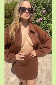 Joey King brales with an open shirt (4 photos) · Pandesia World