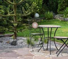 sitzecke mit mosaik sitzecke stuhle tische banke mosaik gartengestaltung inspiration sitzplatz im garten gartengestaltung aussenmobel