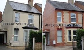 For the sandblasting of a wardrobe, a high pressure compressor triggers a thin layer of sand on the surface to strip it of its original coating. Tradesmensandblaster Terraced House Exterior House Exterior Edwardian Terrace House